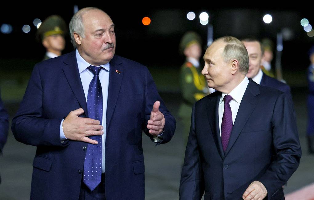 Russia's President Vladimir Putin (R) and Belarus' President Alexander Lukashenko Mikhail Metzel/Russian Presidential Press and Information Office/TASS