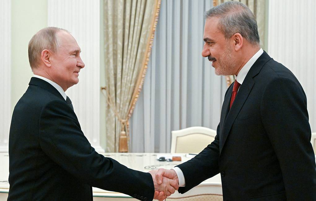 Russian President Vladimir Putin and Turkish Foreign Minister Hakan Fidan Sergey Guneyev/POOL/TASS